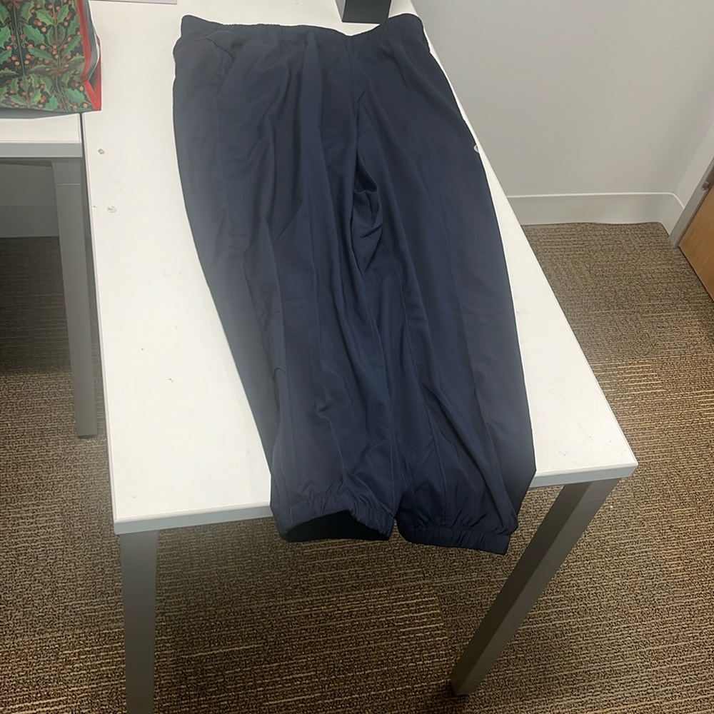 Men’s Nike form dry fit pants.
